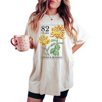 82 Years Loved And Blessed 花柄 フラワースタンプ 82歳の誕生日 レディースオーバーサイズコンフォートTシャツ - Kawaiitshirt