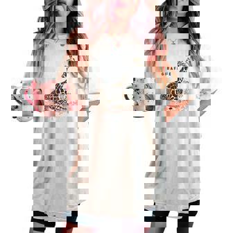 Giraffe キリン イラスト おしゃれ かっこいい キリンの絵 リアル 熱帯の花 野生生物 キリン好き レディースオーバーサイズコンフォートTシャツ - Kawaiitshirt