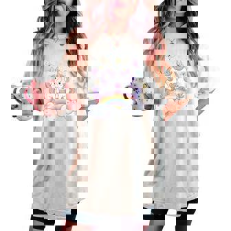 キッズ ユニコーンバタフライは、女の子向けの心と虹のアートを備えています レディースオーバーサイズコンフォートTシャツ - Kawaiitshirt