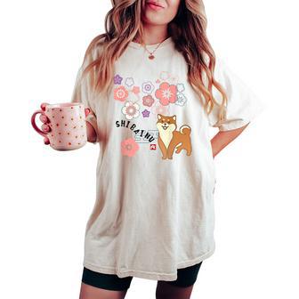 柴犬 梅の花 和柄 かわいいイラスト 犬好き お花見 レディースオーバーサイズコンフォートTシャツ - Kawaiitshirt