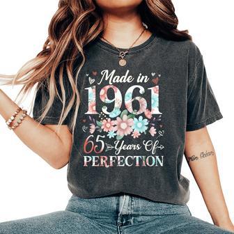 65 Year Old Made In 1961 Floral 65Th Birthday Women Women's Oversized Comfort T-Shirt - Seseable