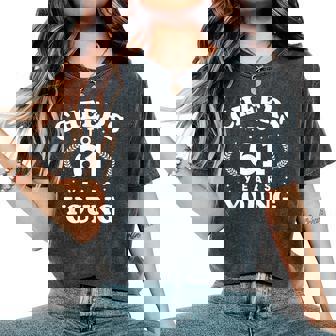 Cheers To 61歳 若い 61歳 61歳 誕生日 男性 女性 レディースオーバーサイズコンフォートTシャツ - Kawaiitshirt