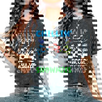 Chillin With My First Grade Snowmies Winter Snowman Crew Women's Oversized Comfort T-Shirt | Seseable FR