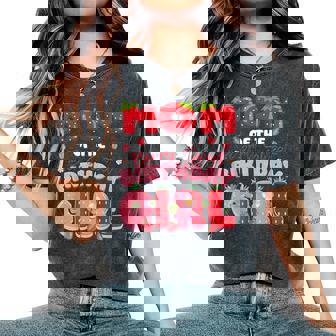 Mom Of The Berry Sweet Birthday Girl Strawberry Party Women's Oversized Comfort T-Shirt | Seseable FR