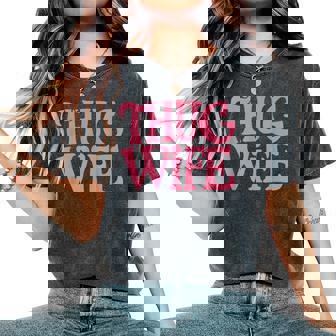 Pink Thug Wife クラシックなギャングスタイルのレトロなステートメント レディースオーバーサイズコンフォートTシャツ - Kawaiitshirt