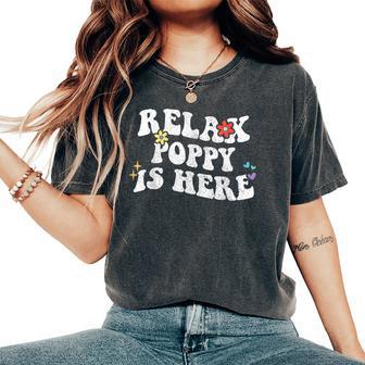 Retro Groovy Relax Poppy Is Here Nombre Del Día De La Madre Camiseta extragrande cómoda para mujer - Regaloses