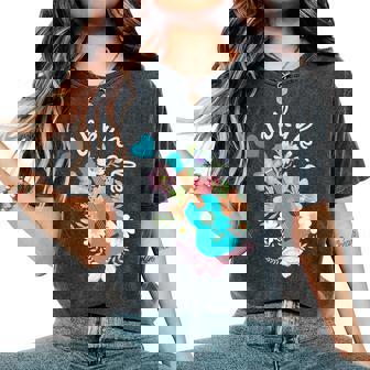 ウクレレギフト 70年代の花のウクレレ奏者 レディースオーバーサイズコンフォートTシャツ - Kawaiitshirt