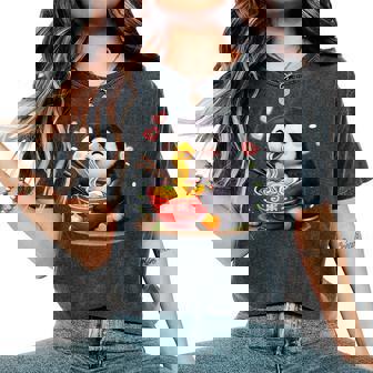 ペンギン食べる ラーメン 麺 ペンギン 男の子 女の子 キッズ 大人 レディースオーバーサイズコンフォートTシャツ - Kawaiitshirt