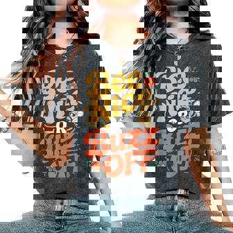 ミツバチ 養蜂家 ミツバチの巣立ち Bee Nice Or Buzz Off レディースオーバーサイズコンフォートTシャツ - Kawaiitshirt