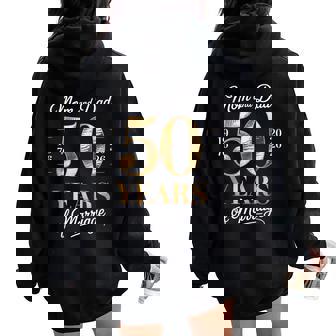 お父さんとお母さんの結婚 50 周年記念 1976 年から 2026 年まで レディース オーバーサイズ パーカー バックプリント - Kawaiitshirt