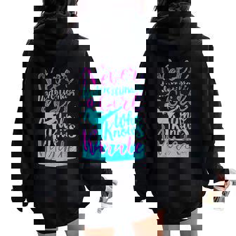 空手を知っている女の子を過小評価してはいけない面白い名言 レディース オーバーサイズ パーカー バックプリント - Kawaiitshirt