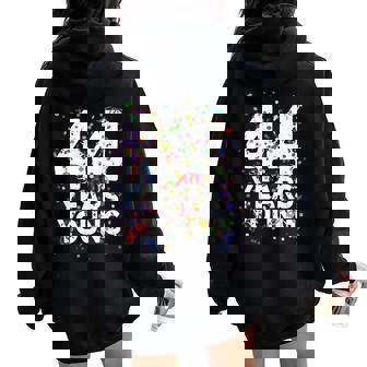 面白い44歳 若い44歳の誕生日おめでとうシャツ 男性用 女性用 レディース オーバーサイズ パーカー バックプリント - Kawaiitshirt