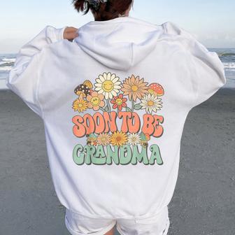 Soon To Be Grandma Expecting Baby Daisy Groovy Wildflower レディース オーバーサイズ パーカー バックプリント - Kawaiitshirt
