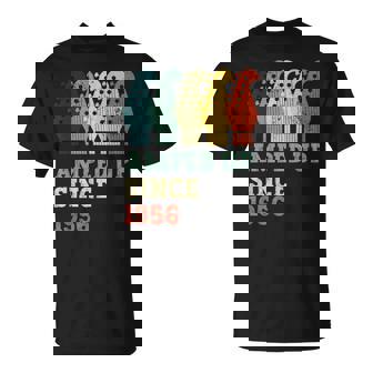 Amped Upince 1956 レトロ 誕生日 ギター 音楽 誕生年 Tシャツ - Kawaiitshirt