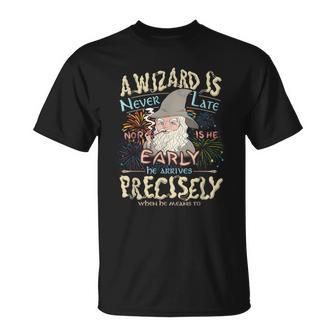 Der Zauberer Ist Nie Zupät Noch Ist Er Früh Er Kommt Genau An T-Shirt - Geschenkecke