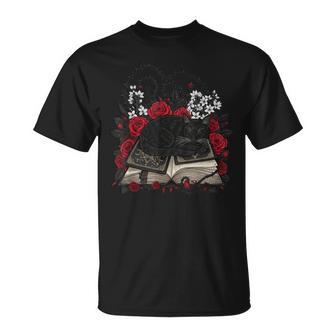 Gato Negro Durmiendo En Brujas Grimorio Con Rosas Espinas Camiseta unisex - Regaloses