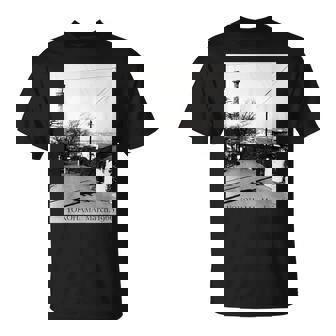 Yokohama Yamashita Pier 1966年3月 モノクローム写真 Tシャツ - Kawaiitshirt