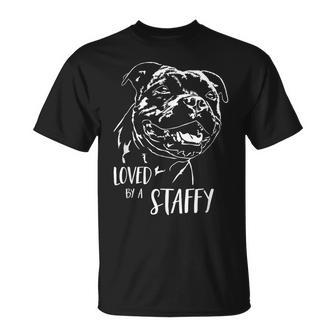 スタッフォードシャー・ブル・テリア 愛されるスタッフィー・ドッグのことわざ Tシャツ - Kawaiitshirt