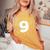 キッズ 誕生日 数字 9歳 男の子 女の子 キング クイーン レディースオーバーサイズコンフォートTシャツ Mustard キッズ 誕生日 数字 9歳 男の子 女の子 キング クイーン レディースオーバーサイズコンフォートTシャツ Mustard