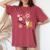 柴犬 梅の花 和柄 かわいいイラスト 犬好き お花見 レディースオーバーサイズコンフォートTシャツ Crimson 柴犬 梅の花 和柄 かわいいイラスト 犬好き お花見 レディースオーバーサイズコンフォートTシャツ Crimson