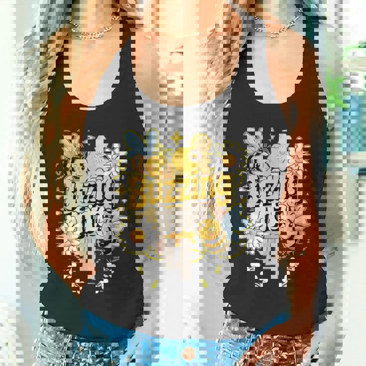 Buzzing Into 4 かわいい蜂 4歳の誕生日パーティーデザイン タンクトップ