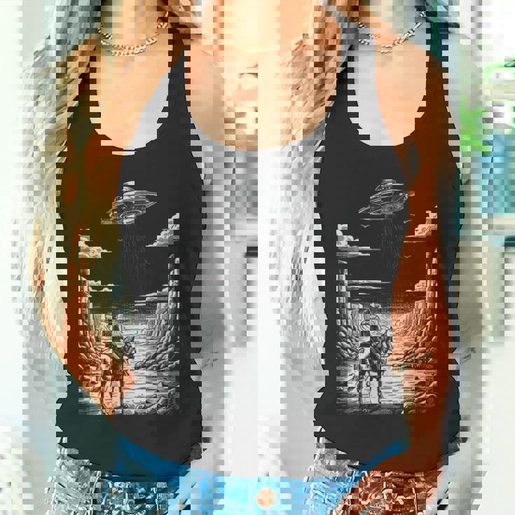 Lone Cowboy Watching Ufo 空飛ぶ円盤 キャニオン タンクトップ