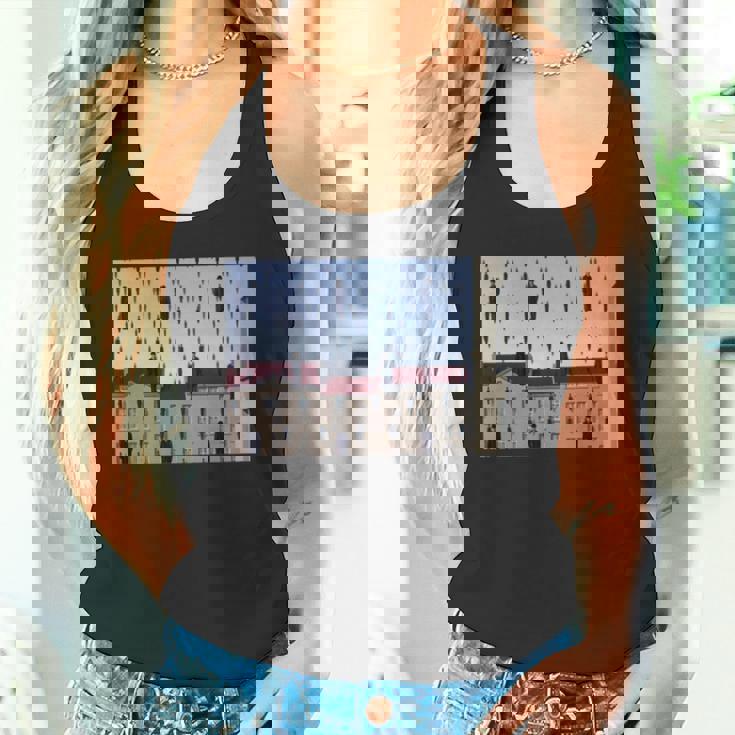 Magritteによるゴルコンダの有名な絵画。 長袖tシャツ タンクトップ