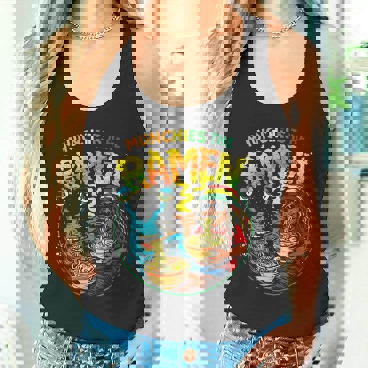 Munchies ラーメンを食べるエイリアン ドレッドヘアアート タンクトップ