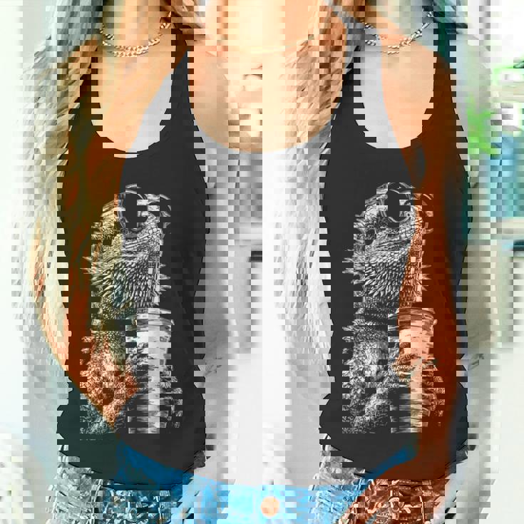 ひげを生やしたドラゴン 飲むアイスコーヒー 面白い動物 ミーム グランジ タンクトップ