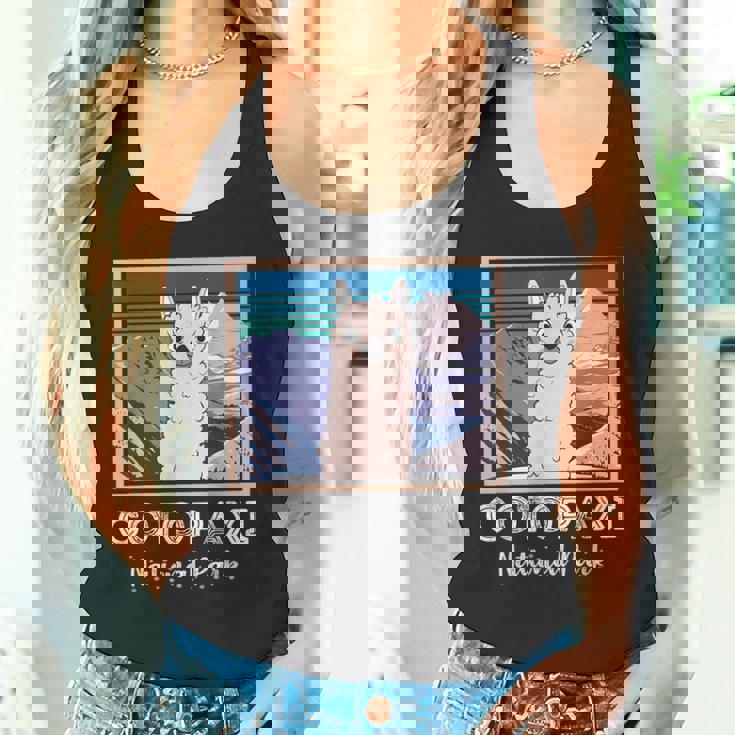 エクアドル山脈コトパクシ国立公園のかわいいラマ タンクトップ