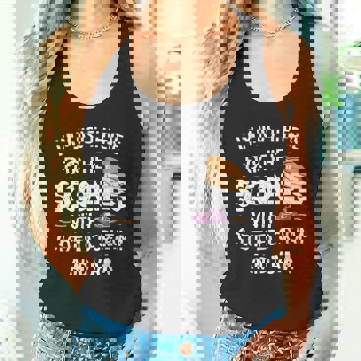 クロテッドクリームとジャムの入ったスコーンを食べに来ただけだよ タンクトップ