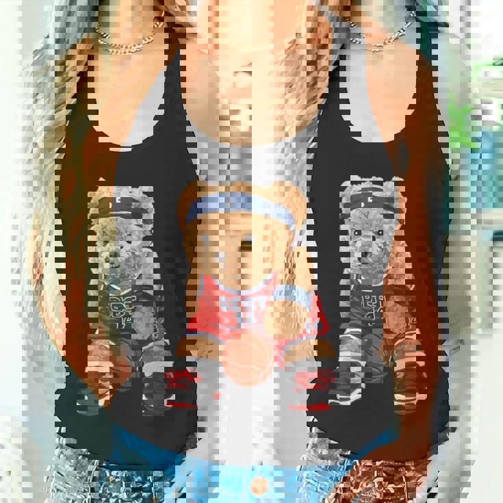 クールなテディベアがバスケットボールのイラストグラフィックデザインを演じます。 タンクトップ