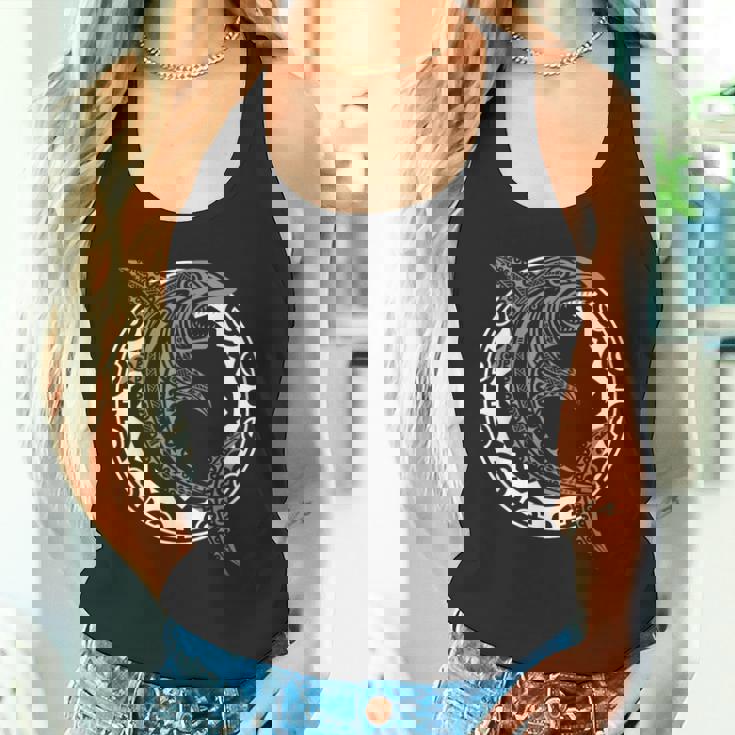 サメの魚のシンボル ハカ文化 マオリ族のパターン タンクトップ