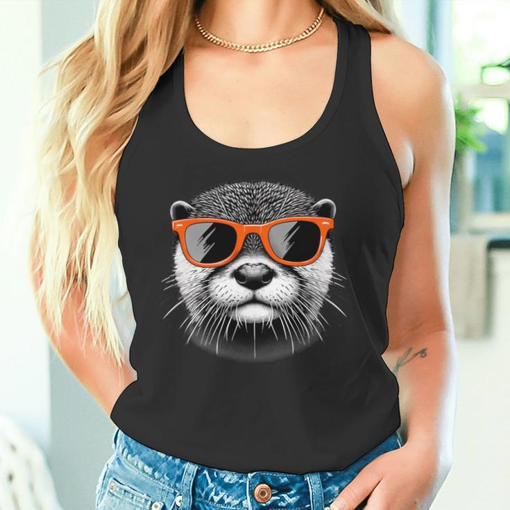サングラスをかけたクールなカワウソのグラフィックアート 長袖tシャツ タンクトップ