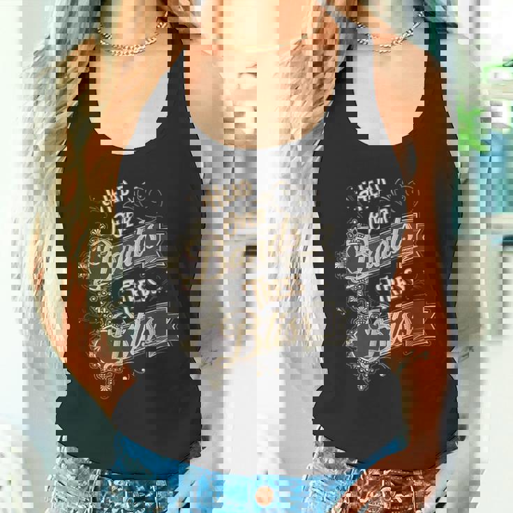 バンドと髪のユーモアで魅せるスタイル表現 タンクトップ