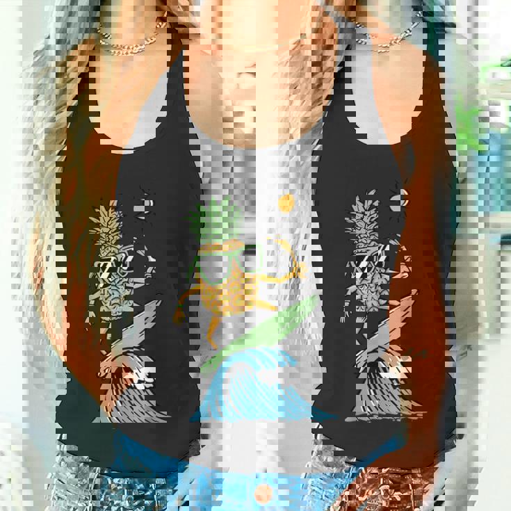 パイナップルはサーフィンのイラスト タンクトップ