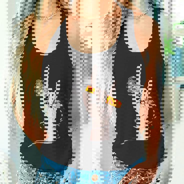 ボーカルマイクを持つロックシンガーの手 タンクトップ