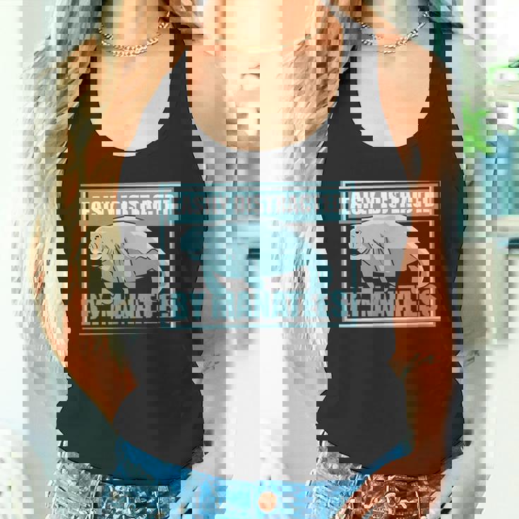 マナティーに気を取られる かわいいマナティー 面白い 海の動物 タンクトップ