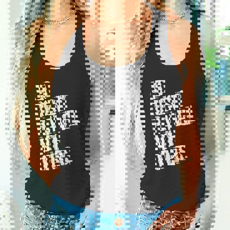 レオは他の人とうまく遊ばない 面白い皮肉 長袖tシャツ タンクトップ