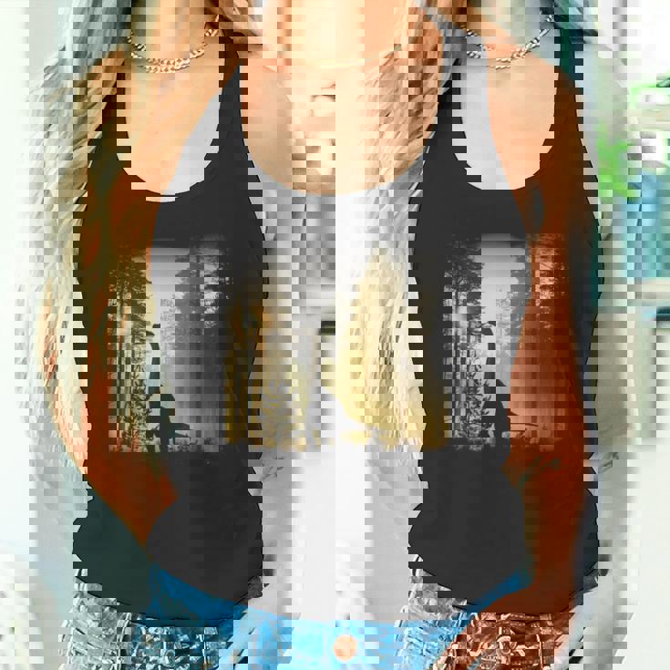 夜明けの竜脚類恐竜の森 リアルなグラフィックデザイン タンクトップ