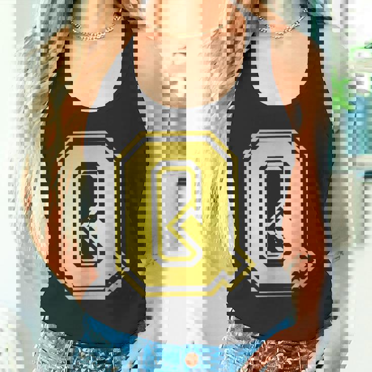 大文字 Q プリントされた明るいスタイルのデザイン。 タンクトップ