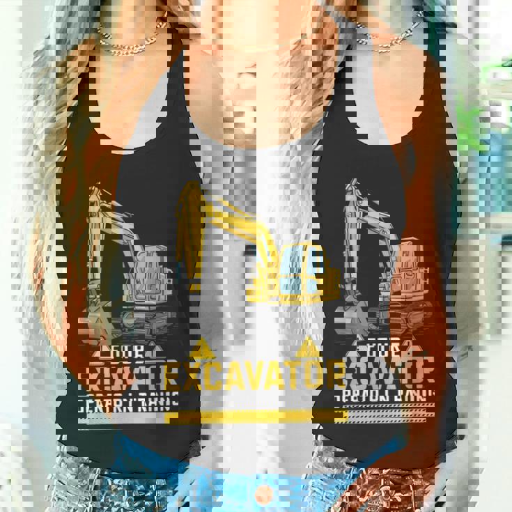 将来の掘削機オペレーターが重機ファンのトレーニングに参加。 タンクトップ