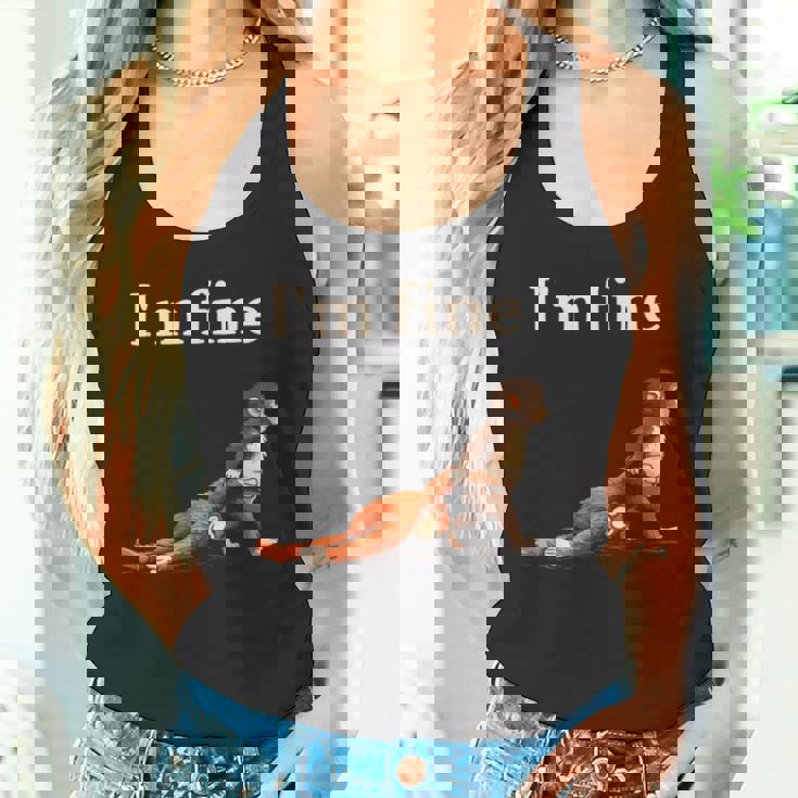 悲しい猿のパンチミームとオレンジのおもちゃで私は元気です タンクトップ