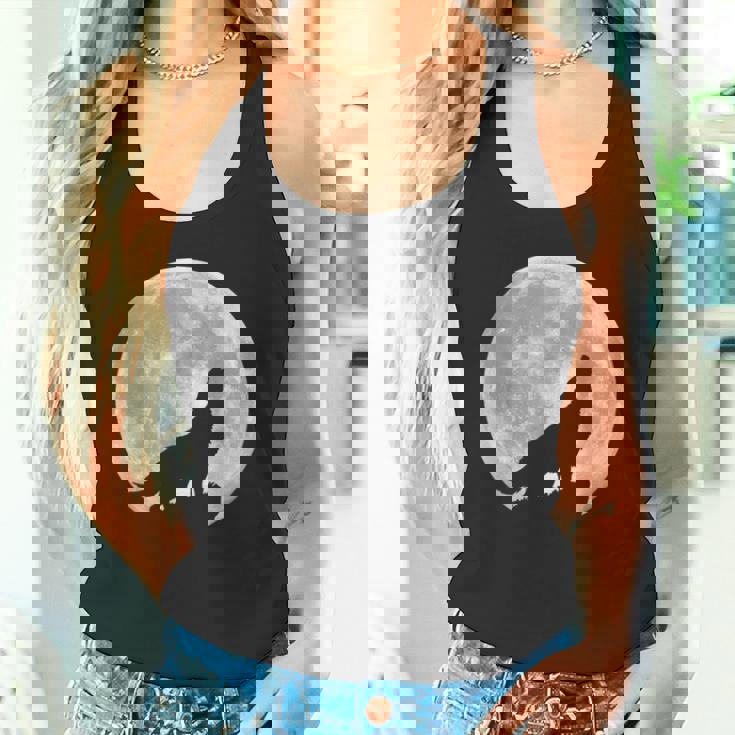 月に吠えるオオカミのシルエット。 タンクトップ