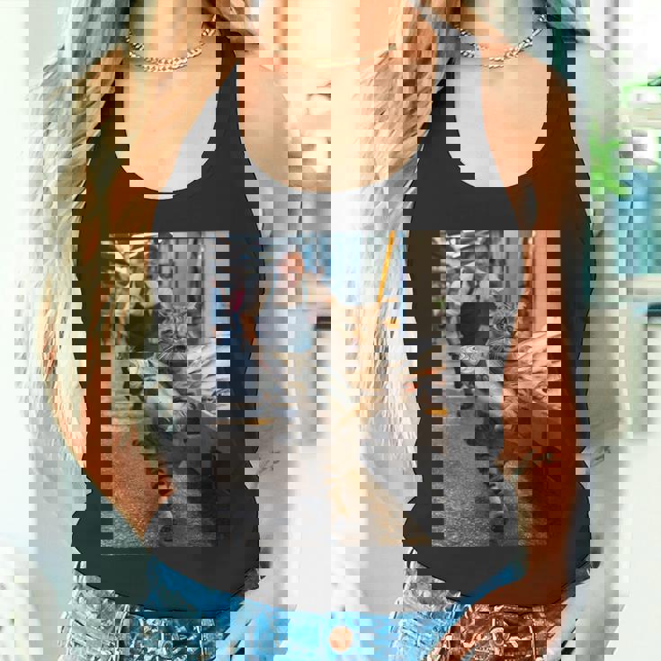 猫が魚市場を盗む冒険ファニーアートミーム タンクトップ