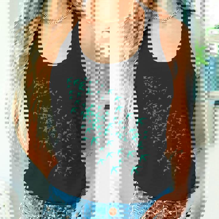 空と自然の鳥の群れ ツバメの空飛ぶ群れ タンクトップ