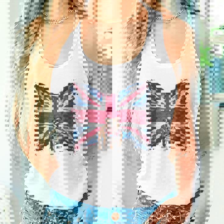 ユニオンジャックバンダナをかぶったブリティッシュブルドッグ、かわいい英国国旗。 タンクトップ