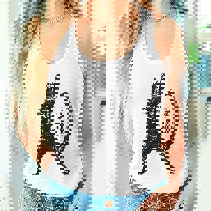 太極拳の練習をしている陽気な猫 陰陽 長袖tシャツ タンクトップ