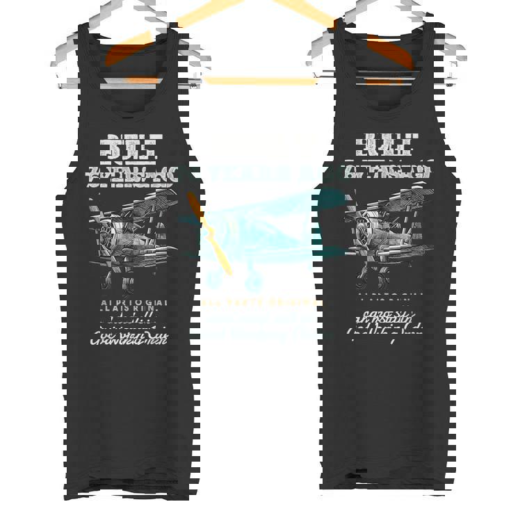 76年前に建てられた古いヴィンテージ飛行機76歳の誕生日男性。 タンクトップ