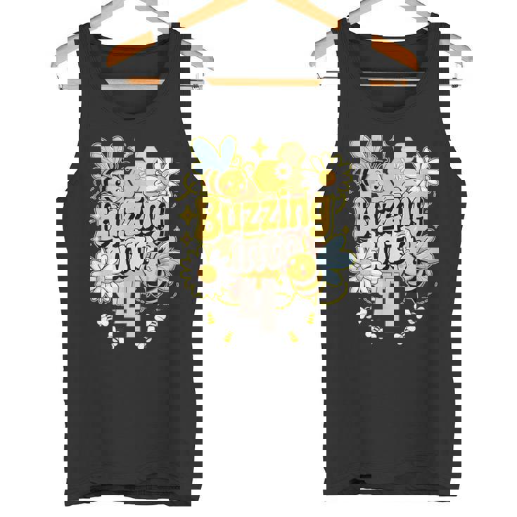 Buzzing Into 4 かわいい蜂 4歳の誕生日パーティーデザイン タンクトップ